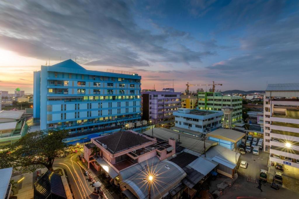 Deejai Hotel Сирача Экстерьер фото