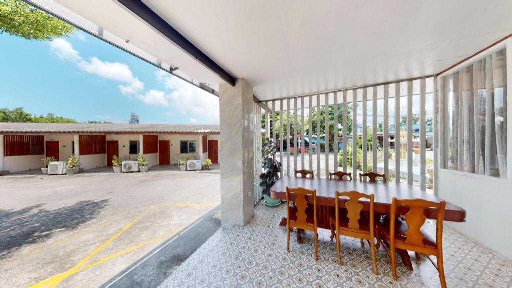 Deejai Hotel Сирача Экстерьер фото