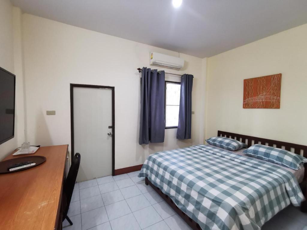 Deejai Hotel Сирача Экстерьер фото