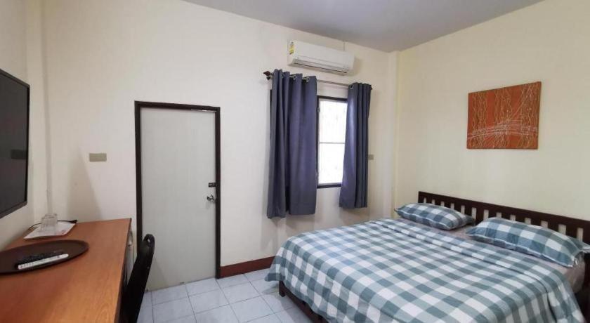 Deejai Hotel Сирача Экстерьер фото