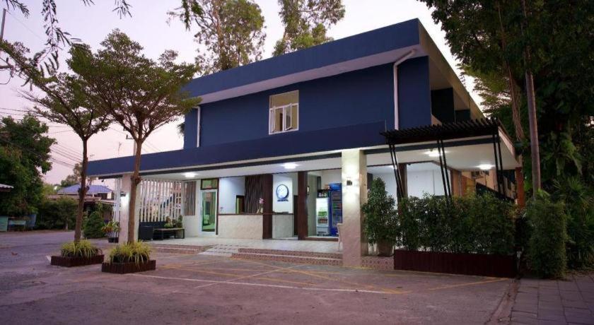 Deejai Hotel Сирача Экстерьер фото