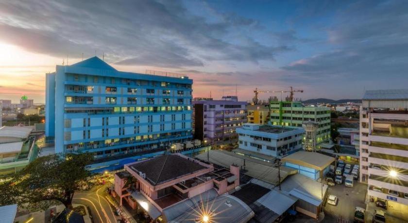 Deejai Hotel Сирача Экстерьер фото